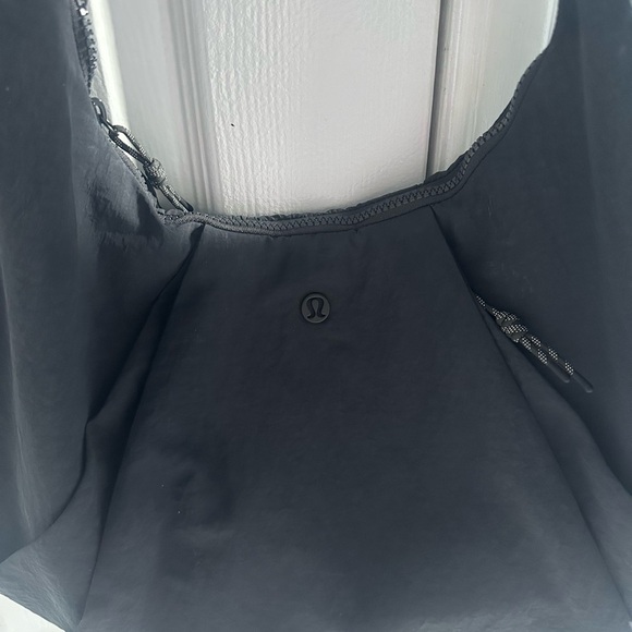 Lululemon Pleated Shoulder Bag in Black | 10L Capacity | EUC | SOLD OUT - Picture 6 of 16